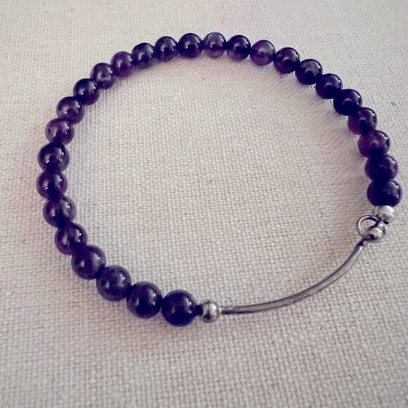 Amethyst smooth beaded bracelet w wire structure and clasp in silver. - Picture 1 of 2